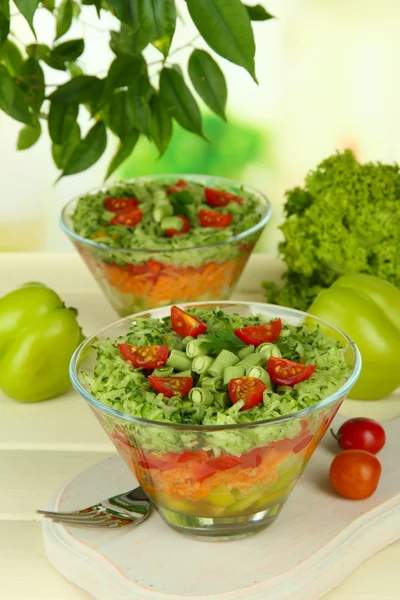 Ensalada sabrosa con verduras frescas en la mesa de madera — Foto de Stock