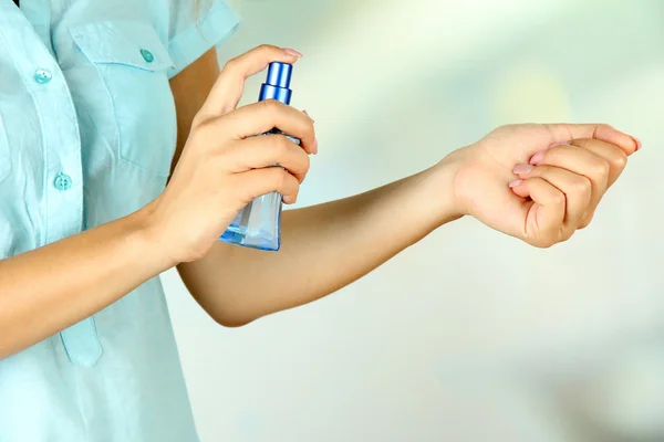 Frau testet Parfüm auf natürlichem Hintergrund — Stockfoto