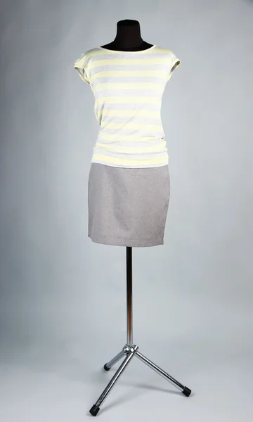 Fin blus och grå kjol på skyltdocka, på grå bakgrund — Stockfoto