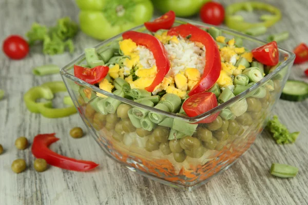 Leckerer Salat mit frischem Gemüse auf Holztisch — Stockfoto