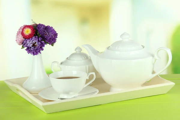 Tasse Tee mit Kuchen auf Holztablett auf dem Tisch im Zimmer — Stockfoto