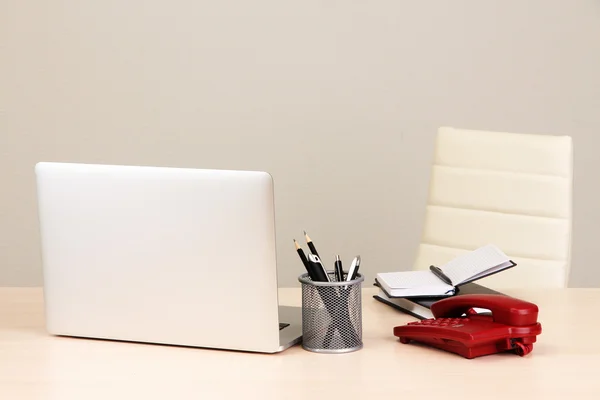 Büroarbeitsplatz mit Computer, Nahaufnahme — Stockfoto