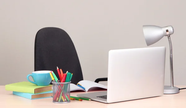 Posto di lavoro a casa con computer, da vicino — Foto Stock