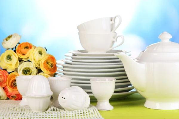 Muchos platos hermosos en mesa de madera sobre fondo natural —  Fotos de Stock