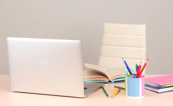 Posto di lavoro a casa con computer, da vicino — Foto Stock