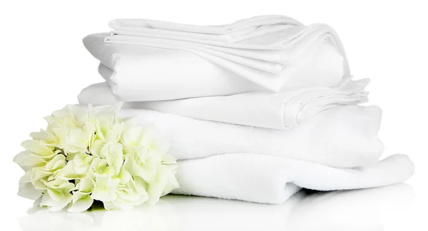 Stack of clean bedding sheets and towels isolated on white — Stock Photo, Image