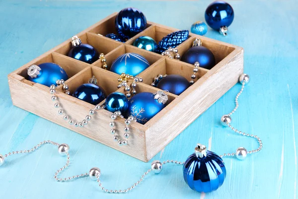 Juguetes de Navidad en caja sobre mesa de madera de primer plano — Foto de Stock