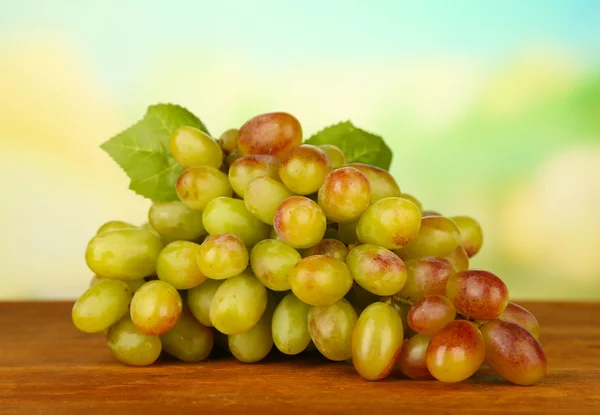 Fresh grape,on wooden table, on bright background — Stock Photo, Image