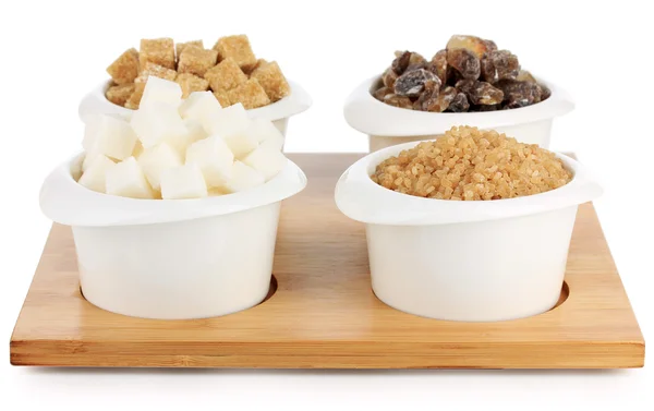 Verschiedene Zuckerarten in Schalen isoliert auf weiß — Stockfoto