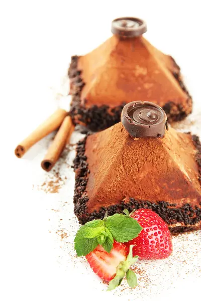 Pyszne czekoladowe ciasta na białym tle — Zdjęcie stockowe