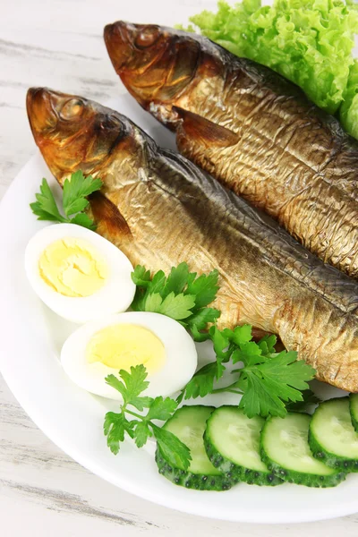 Rökt fisk på plattan på nära håll — Stockfoto