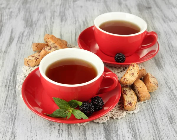 Tazas de té con galletas y mora en primer plano de la mesa — Foto de Stock