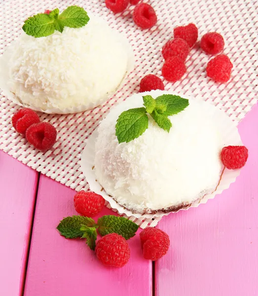 Deliciosos bolos de coco na mesa close-up — Fotografia de Stock