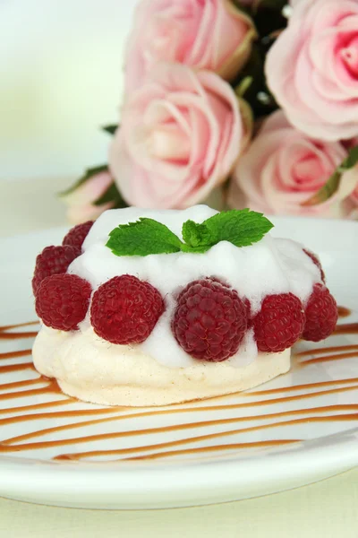 おいしいメレンゲのケーキはテーブルの上の漿果を持つ — ストック写真