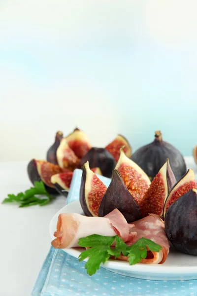 Tasty figs with ham on table — Stock Photo, Image