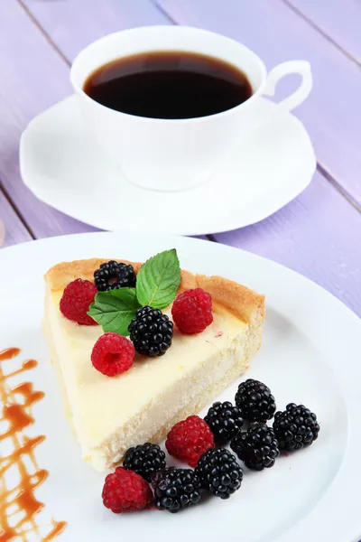 Tranche de gâteau au fromage avec framboise et mûre sur plaque, sur fond lumineux — Photo