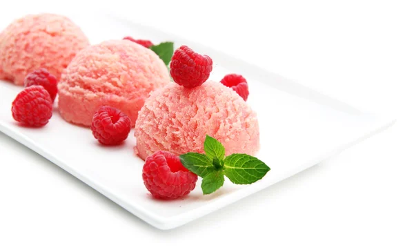 Вкусное мороженое на тарелке, изолированное на белом — стоковое фото