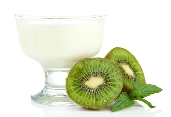 Delicioso yogur con fruta aislada en blanco — Foto de Stock
