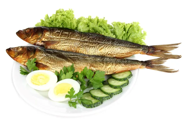Копчена риба на тарілці ізольована на білому — стокове фото