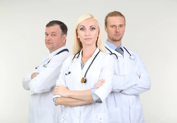 Trabajadores médicos sobre fondo gris — Foto de Stock