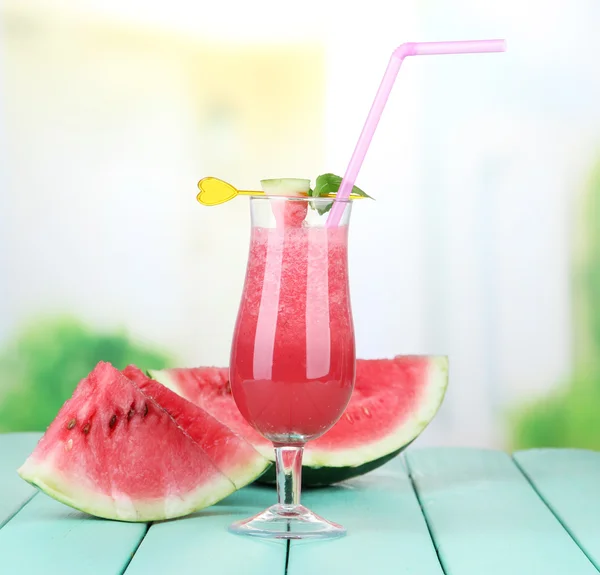 Glass of fresh watermelon juice, on wooden table, on bright background — Stock Photo, Image