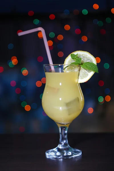 Вкусный коктейль на ярком фоне — стоковое фото