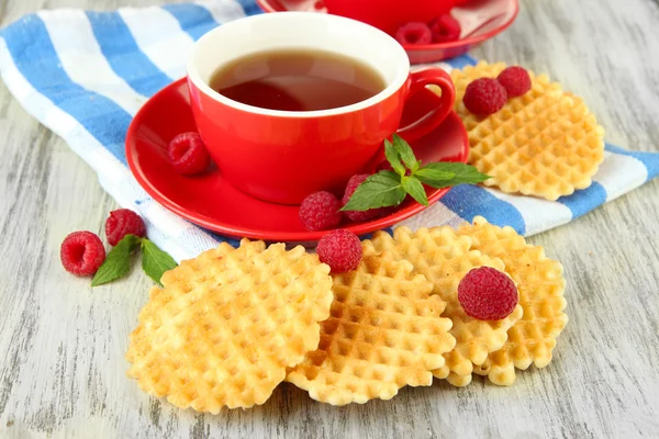 Tasses de thé avec biscuits et framboises sur la table close-up — Photo