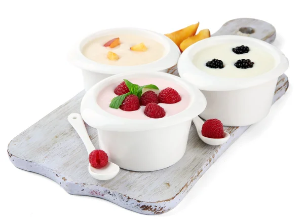 Läckra yoghurt med frukt och bär isolerad på vit — Stockfoto