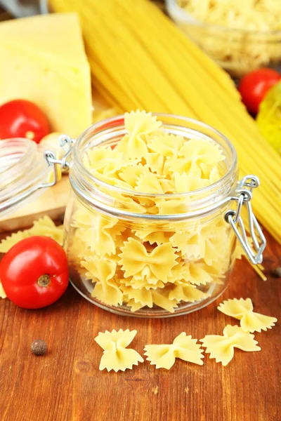 Pasta con aceite, queso y verduras en la mesa de madera de cerca — Foto de Stock