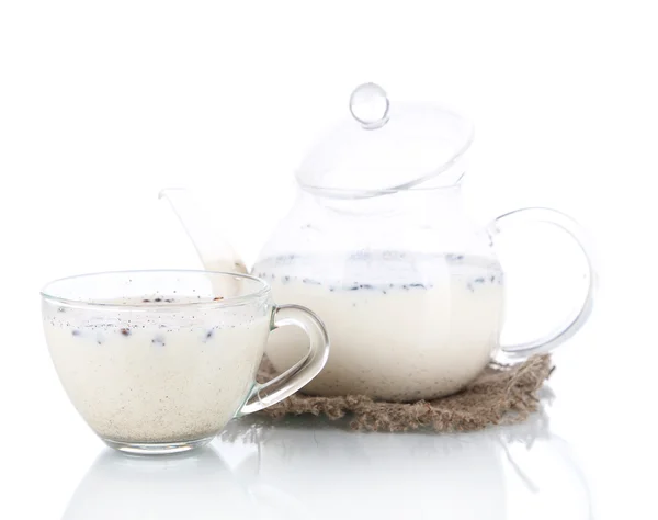 Tetera y taza de té con leche y especias sobre tela de saco aislada sobre blanco — Foto de Stock