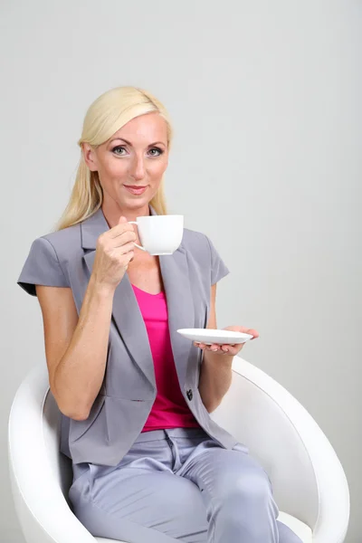 Biznes kobieta siedzi w biurze — Zdjęcie stockowe