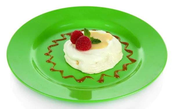 Gâteau meringue savoureux aux baies, isolé sur blanc — Photo