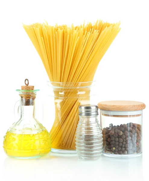Espaguete de macarrão com especiarias e óleo isolado sobre branco — Fotografia de Stock