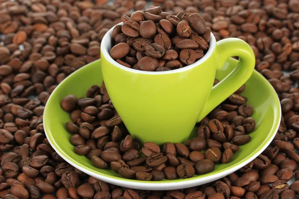 Kávová zrna v poháru detail — Stock fotografie