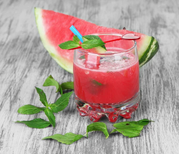 Glas verse watermeloen sap, op houten tafel, op houten achtergrond — Stockfoto