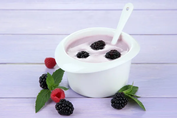 Delizioso yogurt con bacche sul tavolo primo piano — Foto Stock