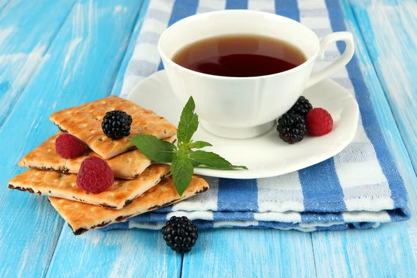 Kopje thee met koekjes en bessen op tabel close-up — Stockfoto