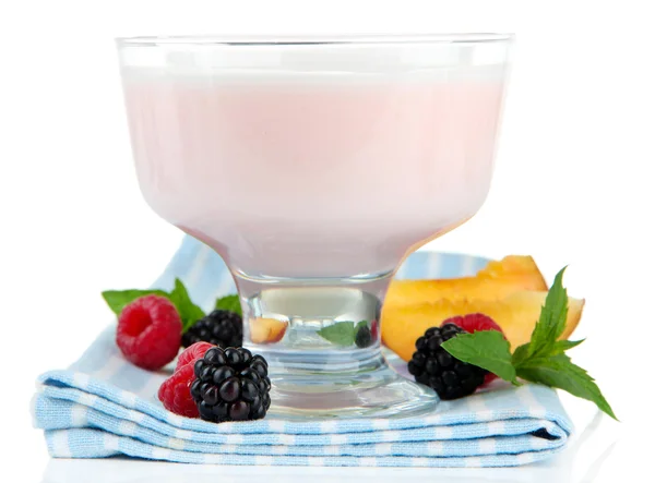 Heerlijke yoghurt met fruit en bessen geïsoleerd op wit — Stockfoto