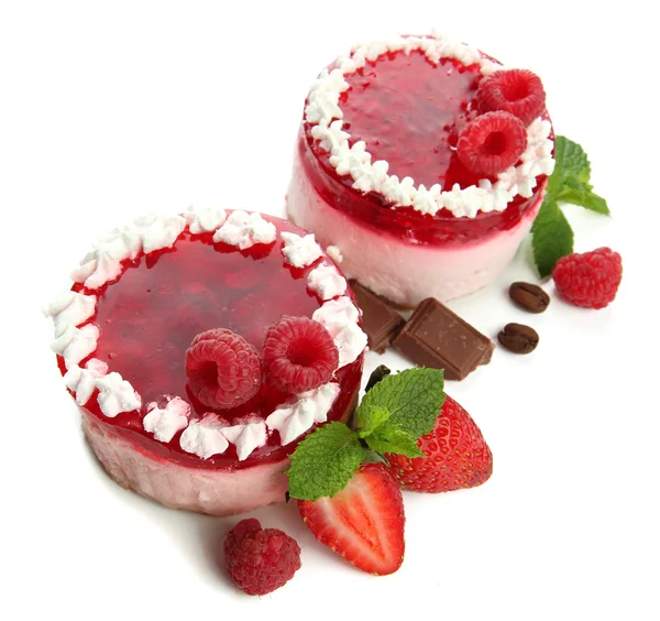 Вкусные ягодные торты, изолированные на белом — стоковое фото
