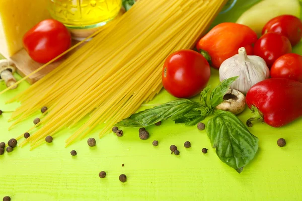 Těstoviny s olejem, sýru a zeleniny na dřevěný stůl detail — Stock fotografie
