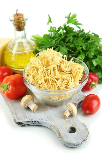 Massa com óleo, queijo e legumes isolados sobre branco — Fotografia de Stock