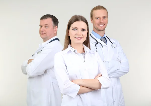 Trabajadores médicos sobre fondo gris — Foto de Stock