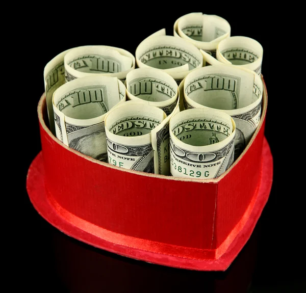 Dinheiro na caixa de presente no fundo de cor escura — Fotografia de Stock