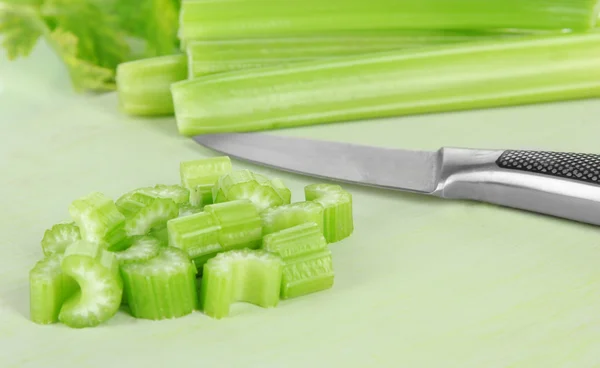 Čerstvý zelený celer na řezání palubě detail — Stock fotografie