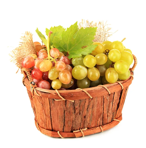 Uva dulce madura en cesta, aislada sobre blanco — Foto de Stock