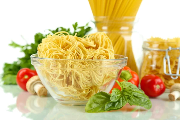 Verschillende soorten pasta met groenten geïsoleerd op wit — Stockfoto