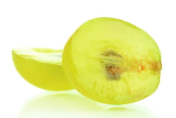 Beyaz izole olgun dilimlenmiş üzüm — Stok fotoğraf