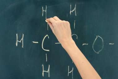 blackboard tebeşir ile yazılı kimyasal yapısı formülü.