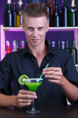 yakışıklı barmen kokteyl bar, hazırlama portresi