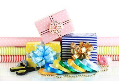 malzeme ve aksesuarları hediye tatil hediye üzerinde beyaz izole kaydırma